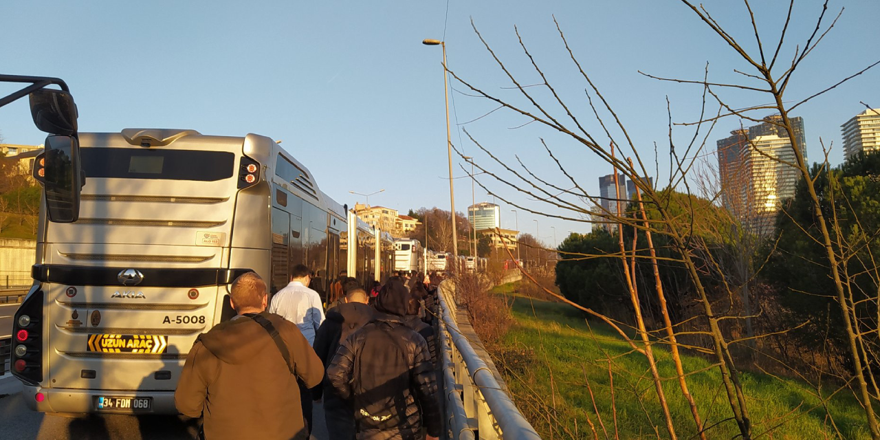 Metrobüs seferlerinde arıza. Çareyi inip yürümekte buldular